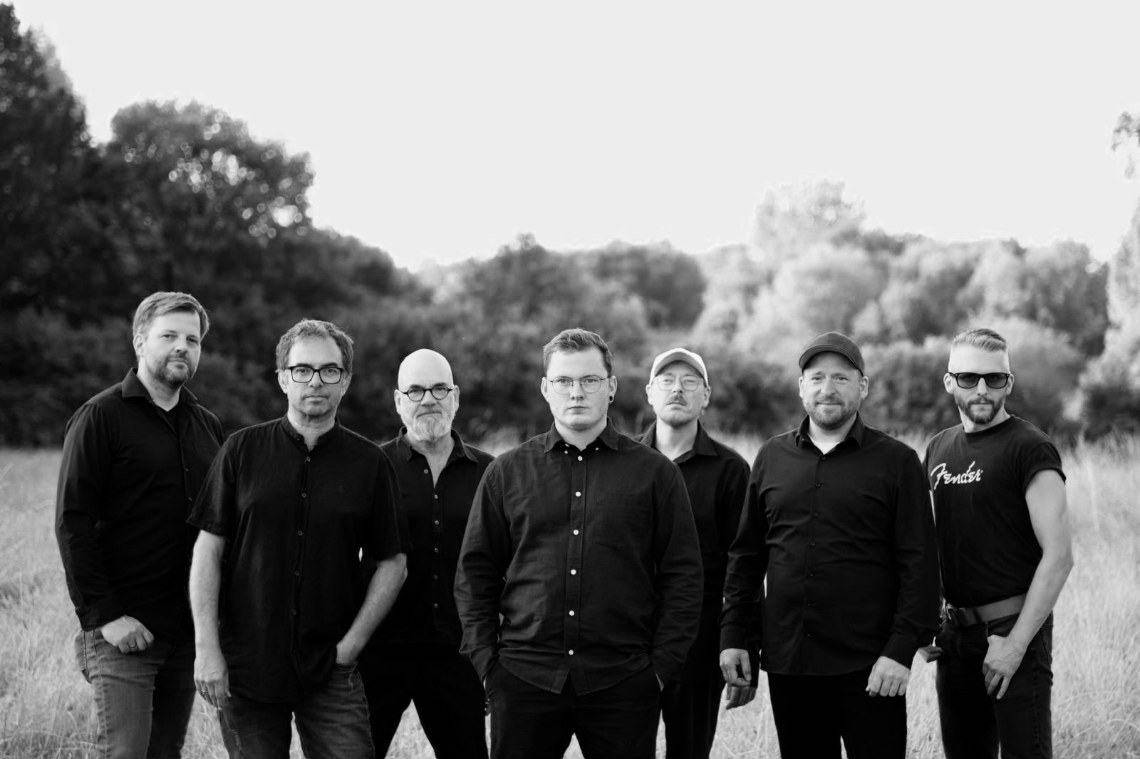 Die sieben Musiker von SEVEN music auf der Bühne beim Emsdettener September 2025 - Coverband aus dem Münsterland